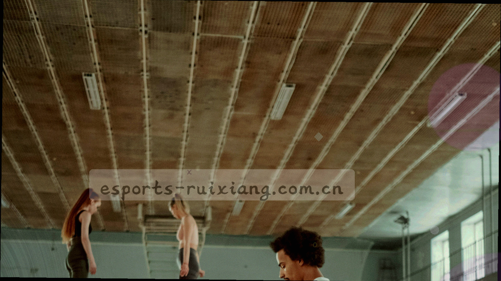 暗色指挥中心里跃动的数据光线与网格刻度，无人物正面