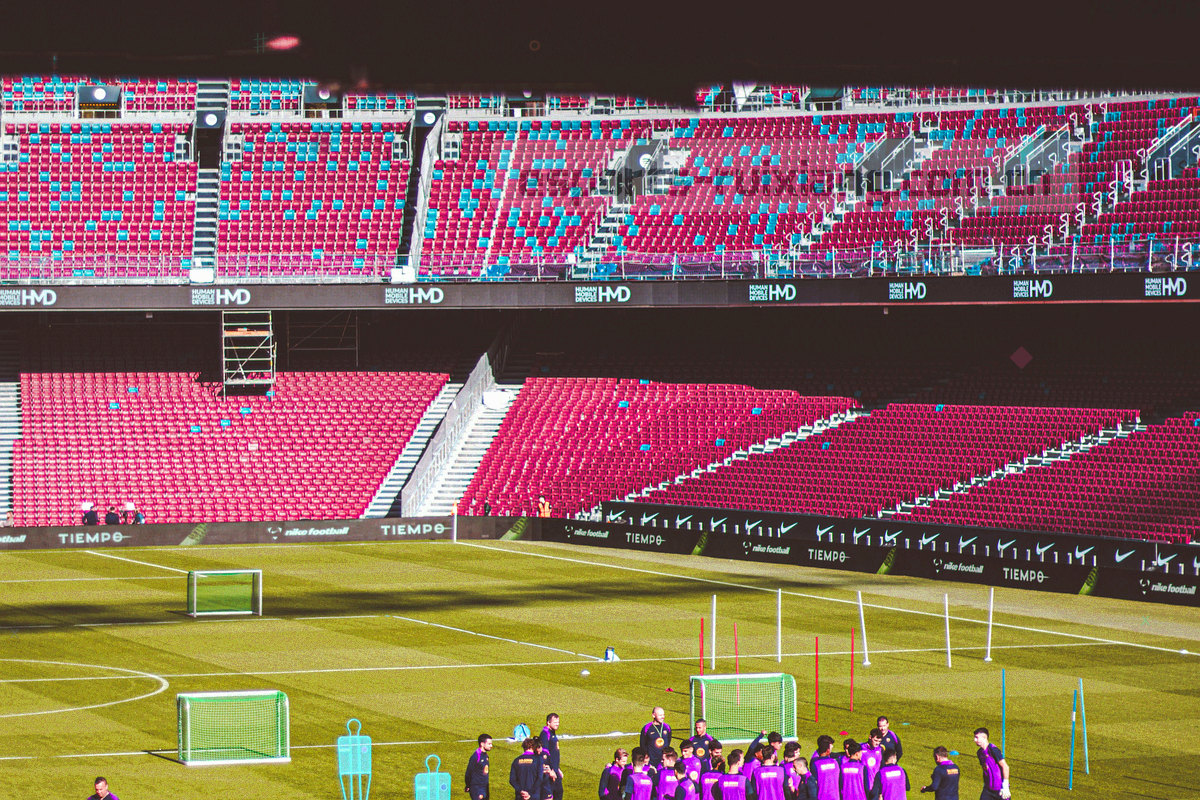 暗色复盘室内白板与屏幕上标出的经济曲线和团战节点局部